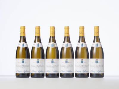 six bouteilles de vin blanc alignées
