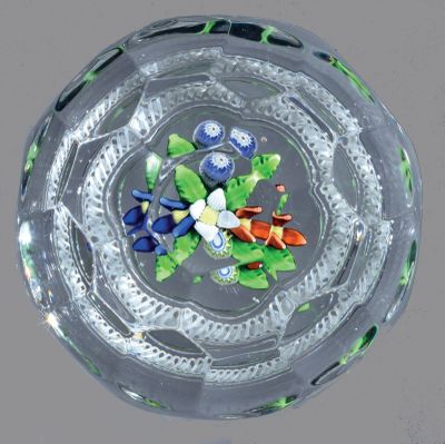 un bol en verre contenant des fleurs, posé sur une table