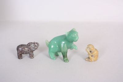 trois petites figurines d'animaux sur un fond blanc