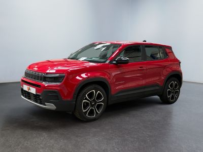un SUV Volkswagen T-Cross rouge garé dans une pièce blanche