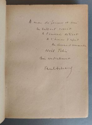 un livre ouvert, sur lequel on peut lire des notes manuscrites, posé sur une table