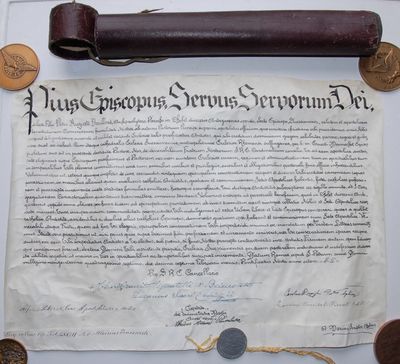 un vieux document, un stylo et quelques pièces de monnaie posés sur une table