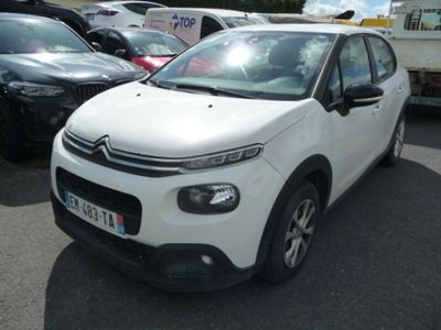 une Citroën blanche garée sur un parking à côté d'autres voitures