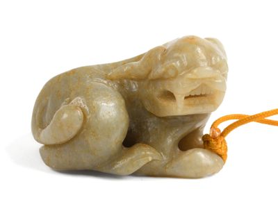 CHINE. Sujet en jade nuancé représentant un chien de Fô.