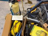 une boîte pleine d'outils posée sur le sol