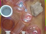 une boîte contenant divers objets