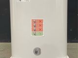 une photo d'un chauffe-eau blanc posé sur un support