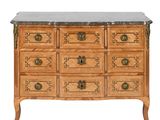 une commode ancienne avec dessus en marbre