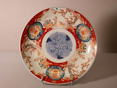 une assiette rouge et bleue ornée d'un motif floral