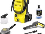 une éponge jaune et d'autres produits d'entretien sur fond blanc