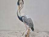une figurine représentant un oiseau posé sur une table