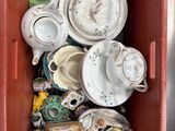 une boîte rouge remplie de nombreux plats et tasses