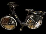 un vélo noir avec un panier à l'arrière