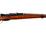 un vieux fusil avec un canon en bois sur fond blanc