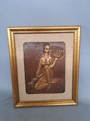 tableau dans un cadre doré représentant une femme tenant un panier de fleurs