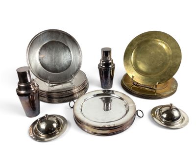 de nombreux objets en argent et en laiton posés sur un fond blanc