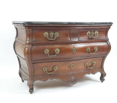 une commode en bois avec un plateau en marbre