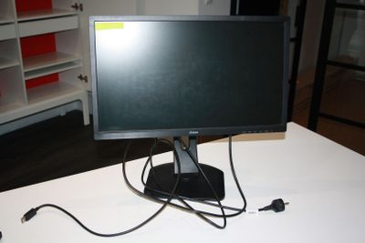 un écran d'ordinateur posé sur une table blanche