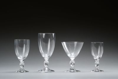 trois verres à vin vides sont alignés sur une surface blanche