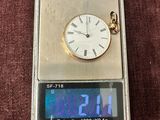 une horloge posée sur une balance