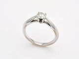 gros plan d'une bague en diamant sur fond blanc