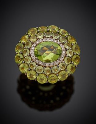 une bague en péridot et diamants