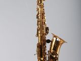 un saxophone suspendu à une ficelle dans les airs