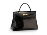 un sac à main en cuir noir sur fond blanc