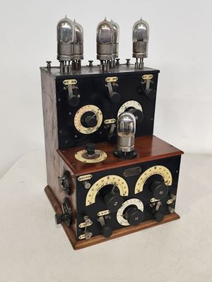 une radio très ancienne posée sur une table