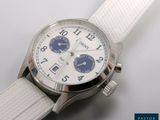 un gros plan d'une montre avec un bracelet blanc