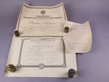 un certificat sur une feuille de papier posée sur une table