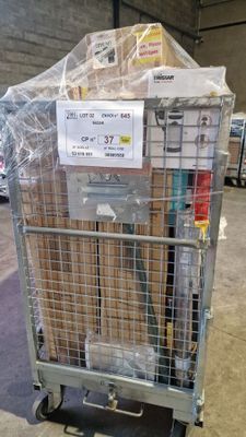 un chariot contenant de nombreux cartons dans un entrepôt