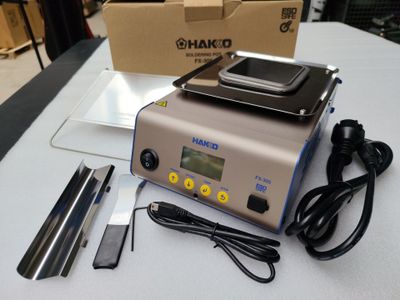 un petit appareil électronique posé sur une table à côté d'une boîte