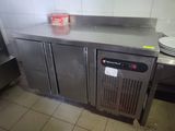 un plan de travail en acier inoxydable dans une cuisine, sur lequel sont posées des assiettes