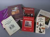 plusieurs livres sont empilés sur une table