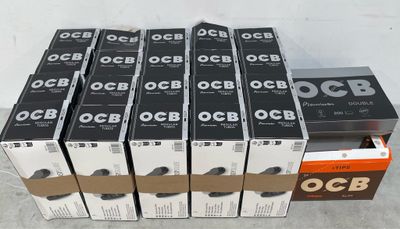 six cartons d'ocbb sont empilés les uns sur les autres