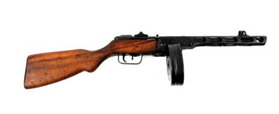 un fusil avec un canon en bois sur fond blanc