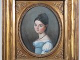 portrait d'une femme en robe bleue dans un cadre doré