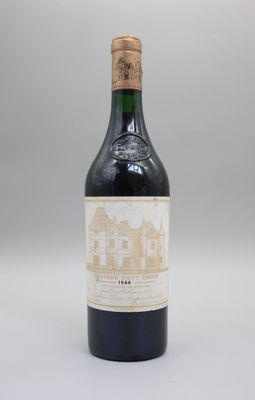 gros plan d'une bouteille de vin sur une surface blanche