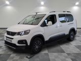 la camionnette blanche est garée sur le sol en damier d'une pièce