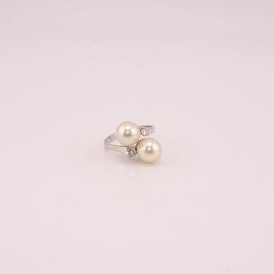 un gros plan sur une paire de perles posées sur une surface blanche