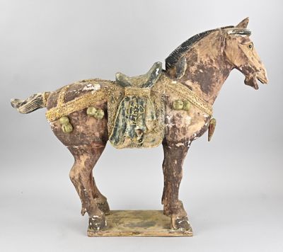 statue d'un cheval avec une selle sur le dos et une selle sur le dos