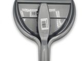 une image représentant une brosse à poussière avec un manche en plastique