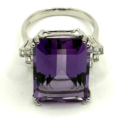 une bague en améthorate et diamant sur fond blanc