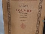 un livre sur lequel est posé un stylo