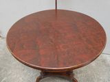 une table sur laquelle est posé un parasol