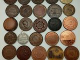 gros plan d'un paquet de pièces de monnaie posé sur une table
