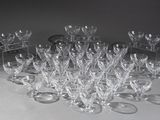 un grand nombre de verres à vin posés sur une table