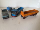 trois camions miniatures posés sur une table