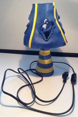 une lampe avec un abat-jour bleu et jaune